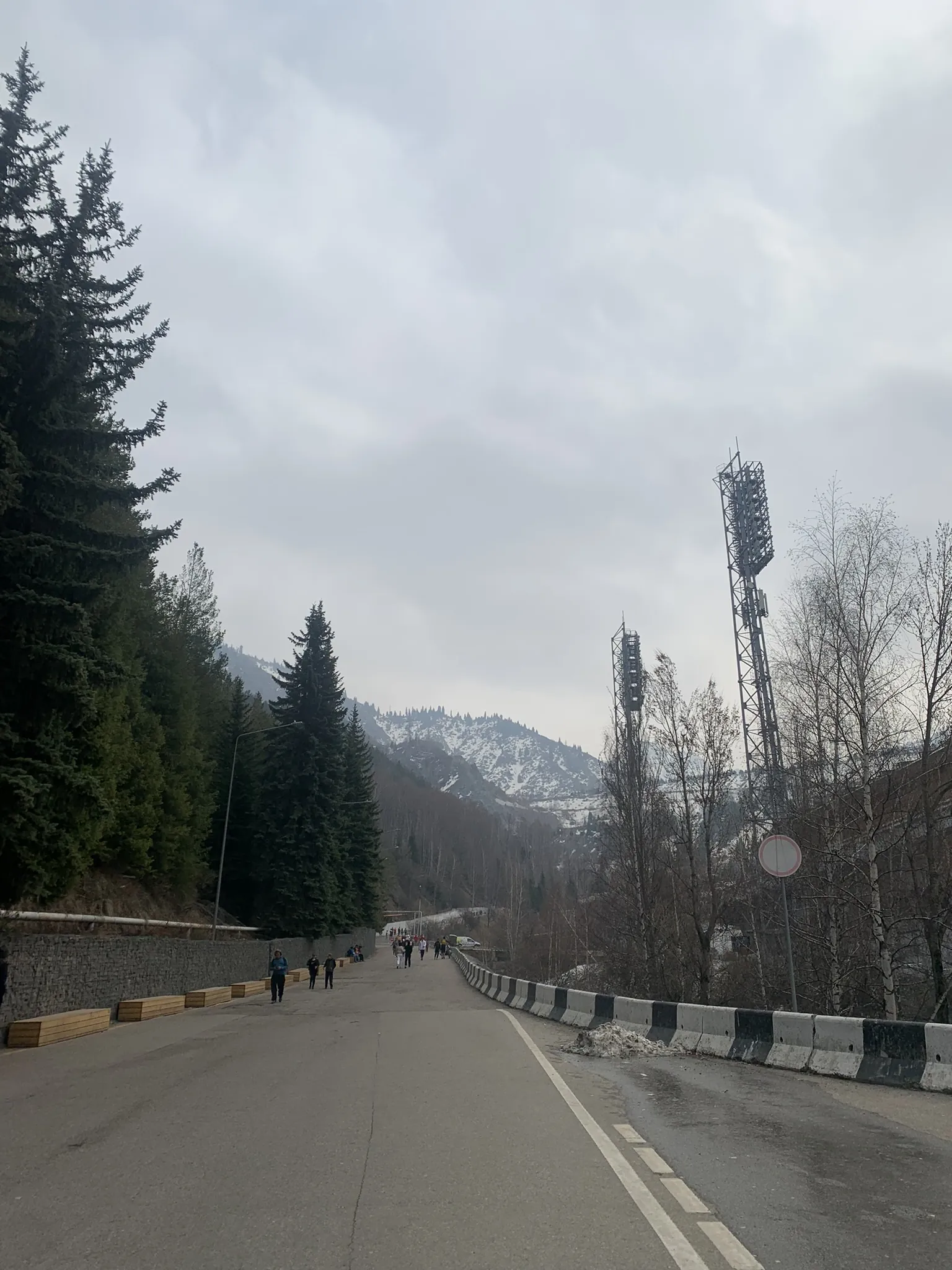 Смотровая площадка Медеу — панорама горного ущелья